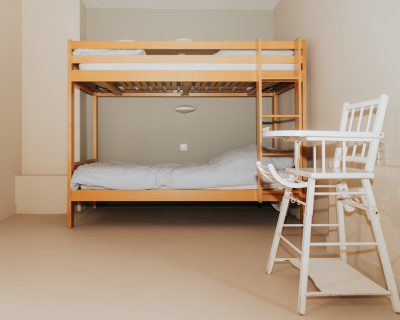 Deux lits superposés et une chaise bébé